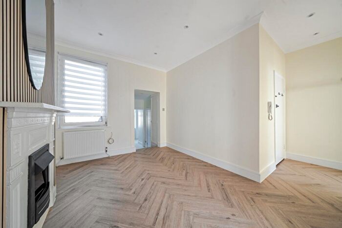 2 Bedroom Apartment To Rent In Lascotts Road, Wood Green, N22