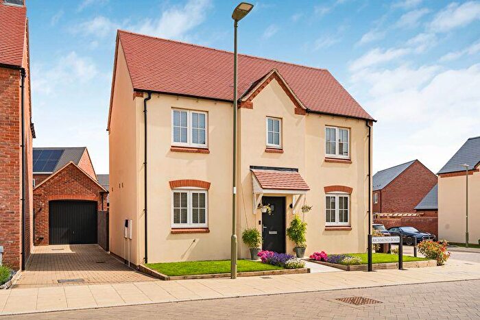 3 Bedroom Detached House For Sale In Richmond Road, Kingsmere, OX26
