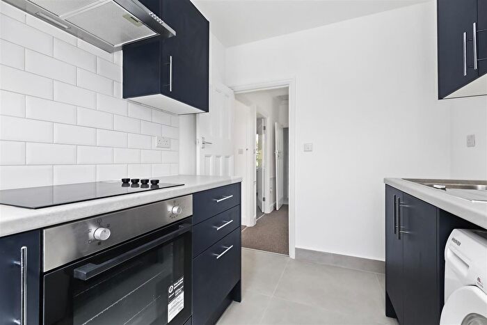 1 Bedroom Flat To Rent In Fernwood Crescent, London, N20