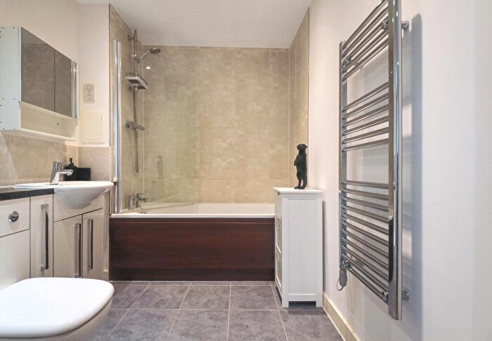 1 Bedroom Flat For Sale In Hayling Way, Metropolitan Court, HA8