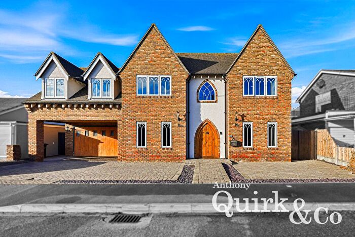 4 Bedroom Detached House For Sale In Hannett Road, Canvey Island, SS8