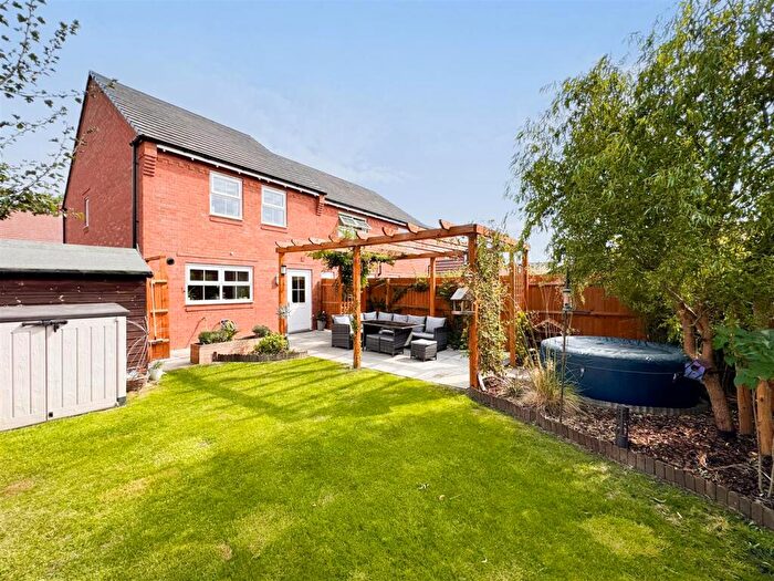 3 Bedroom End Of Terrace House For Sale In Meadow Drive, Long Itchington, Southam, CV47