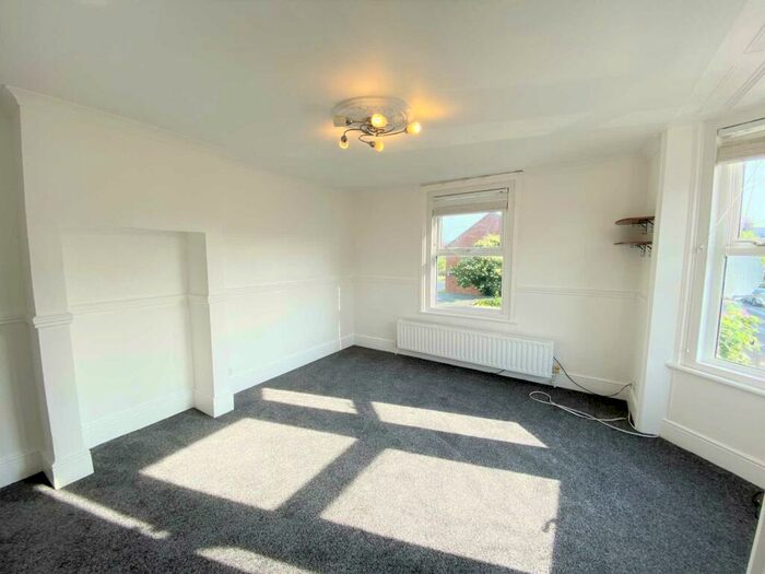 2 Bedroom Flat To Rent In Queens Gardens, Herne Bay, CT6