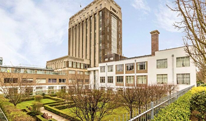 2 Bedroom Flat For Sale In Great West Road, Brentford, TW8