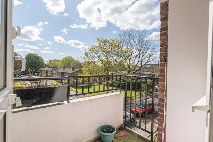 2 Bedroom Flat To Rent In Fauconberg Road, Grove Park, London, W4