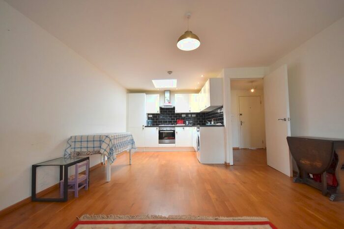 1 Bedroom Flat To Rent In Tolworth Broadway, Surbiton, KT6