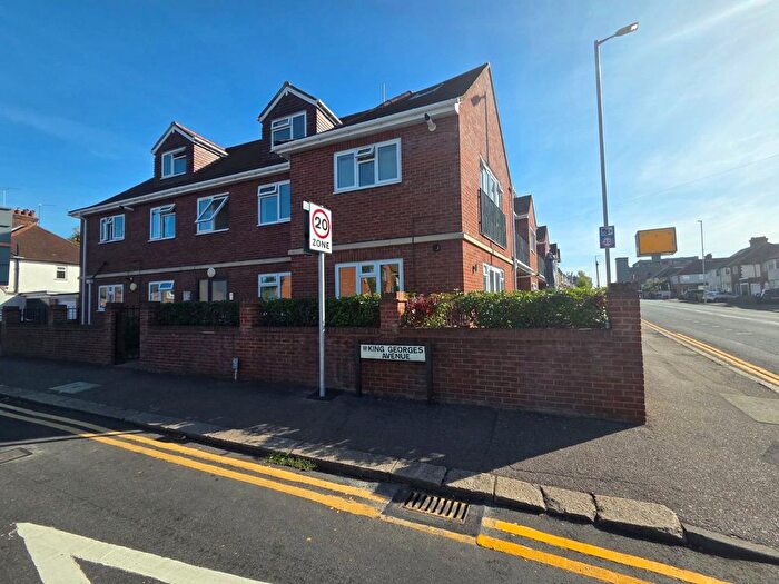 4 Bedroom Flat To Rent In King Georges Avenue, Watford, Hertfordshire, WD18