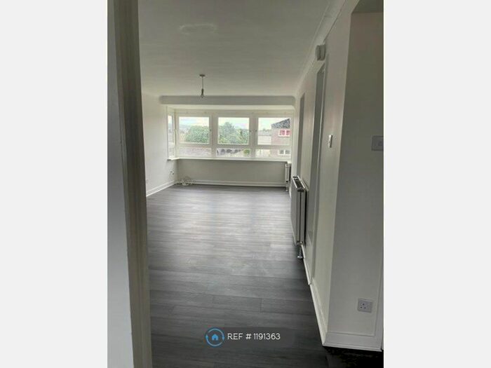 3 Bedroom Flat To Rent In Stenhouse Drive, Edinburgh, EH11