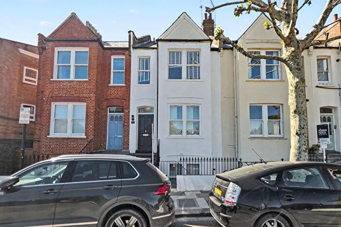 2 Bedroom Flat For Sale In Ellingham Road, London, W12