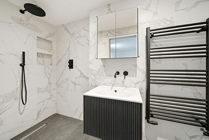 3 Bedroom Flat For Sale In Cathcart Hill, London, N19