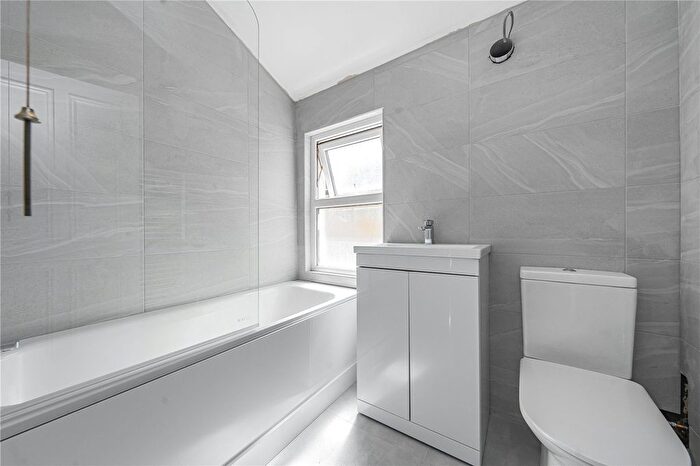 2 Bedroom Flat To Rent In Woodside, Wimbledon, SW19