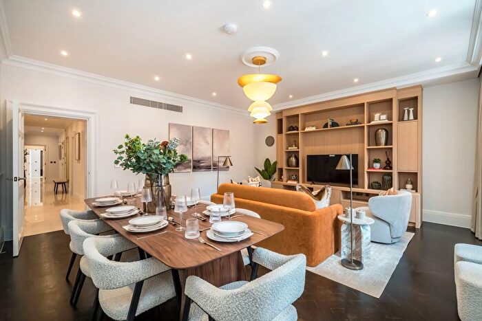 3 Bedroom Flat To Rent In Stratton Street, Mayfair, W1J