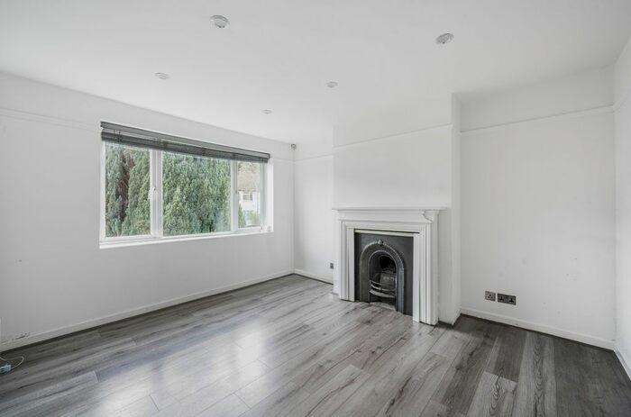 2 Bedroom Flat To Rent In Croft Close, Chislehurst, BR7