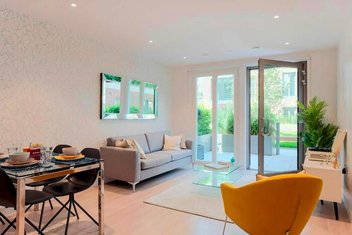 3 Bedroom Flat To Rent In Pressing Lane, Hayes, Middlesex, UB3