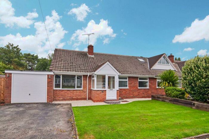 2 Bedroom Bungalow To Rent In Park Close Claverdon, CV35