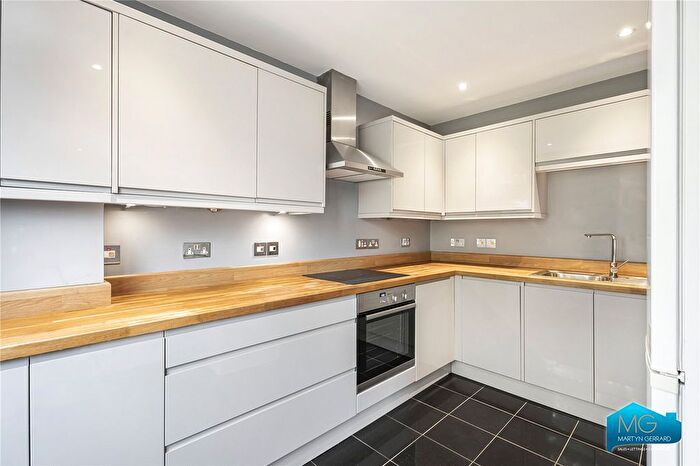 3 Bedroom Flat To Rent In Compton Lodge, Green Lanes, London, N21