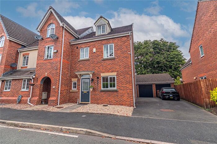 4 Bedroom End Of Terrace House For Sale In Tangmere Avenue, Hopwood, Heywood, Rochdale, OL10