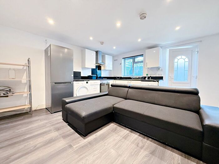 Studio To Rent In Hadley Gardens, Southall, UB2