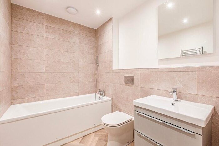 2 Bedroom Apartment To Rent In West Byfleet, Surrey, KT14