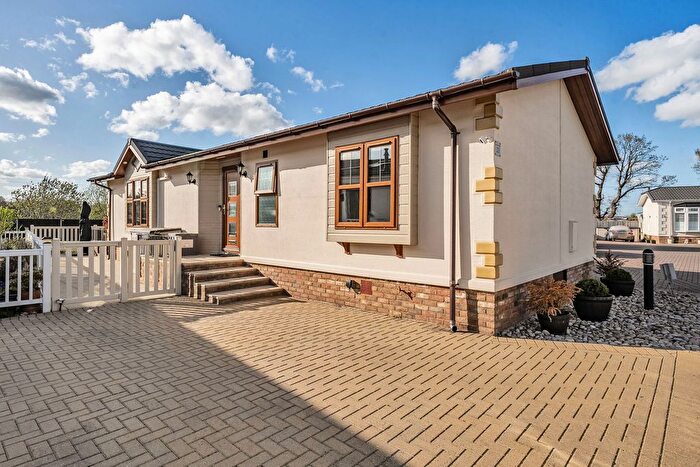 2 Bedroom Mobile/park Home For Sale In Paddock Wood, Tonbridge, Kent, TN12