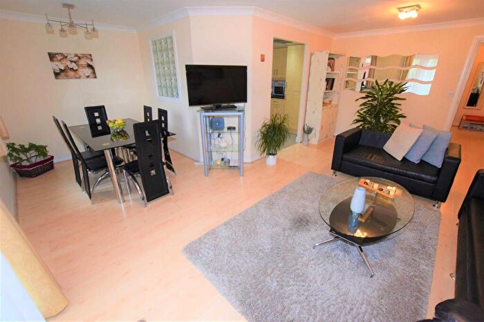 2 Bedroom Flat To Rent In Glebelands Close, North Finchley, N12