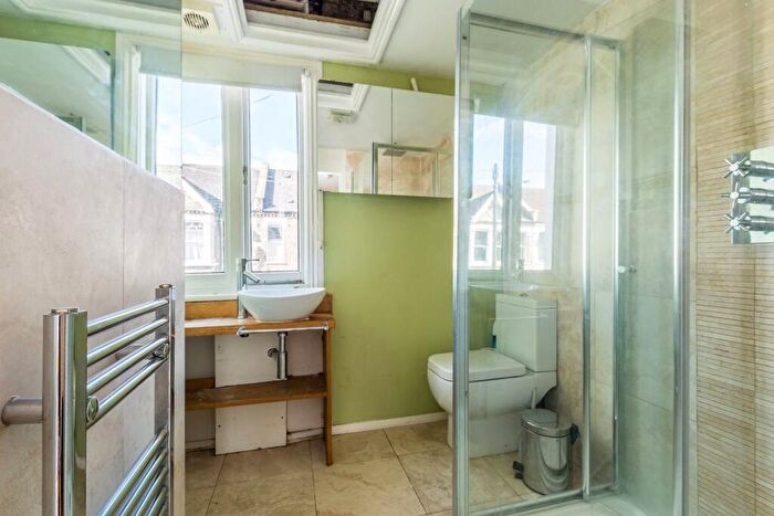 1 Bedroom Flat To Rent In Longbeach Road, Clapham Common North Side, London, SW11