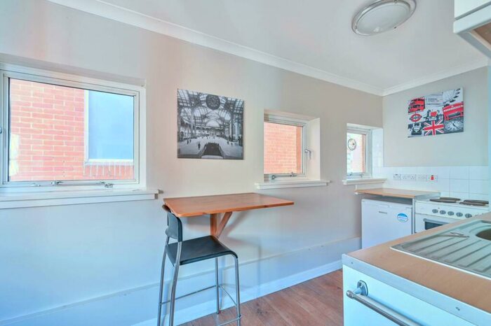 1 Bedroom Flat To Rent In The Royals, Guildford, GU1