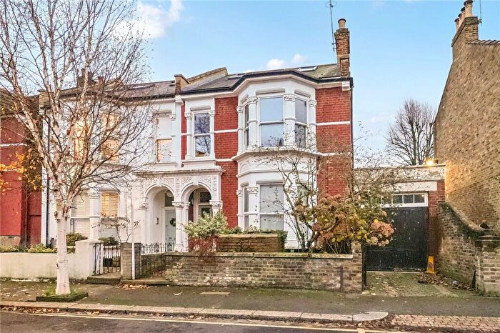 3 Bedroom Apartment For Sale In Lausanne Road, London, N8