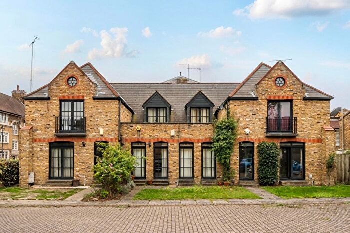 3 Bedroom End Of Terrace House For Sale In Malvern House, London, SE17