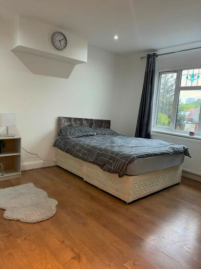2 Bedroom Flat To Rent In Watford Way, London, NW4