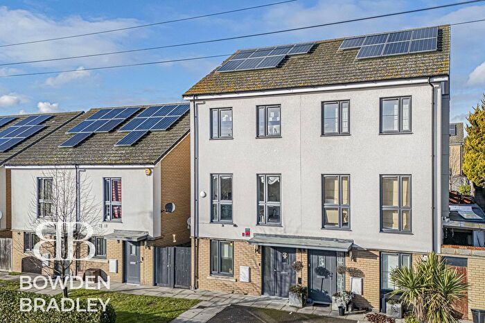 4 Bedroom Town House To Rent In Reservoir Way, Ilford, IG6