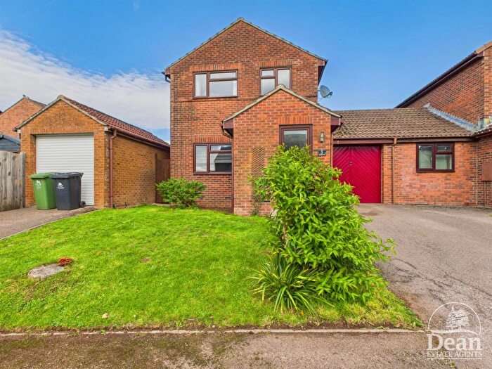 3 Bedroom Link Detached House For Sale In Meadowbank, Lydney, GL15