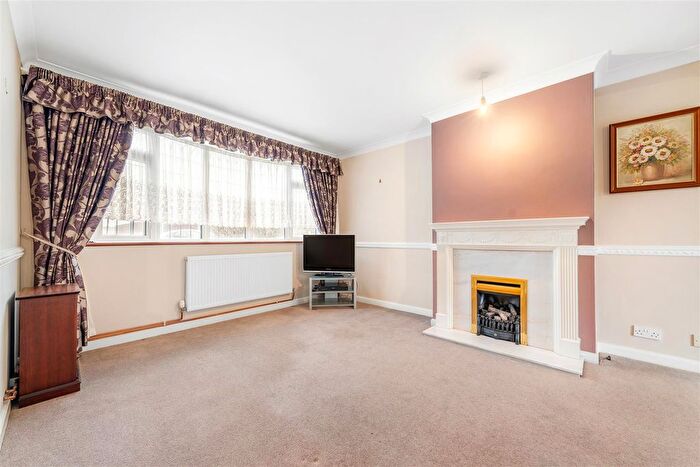 3 Bedroom Semi-detached House For Sale In Brookside Road, Istead Rise, Gravesend, DA13