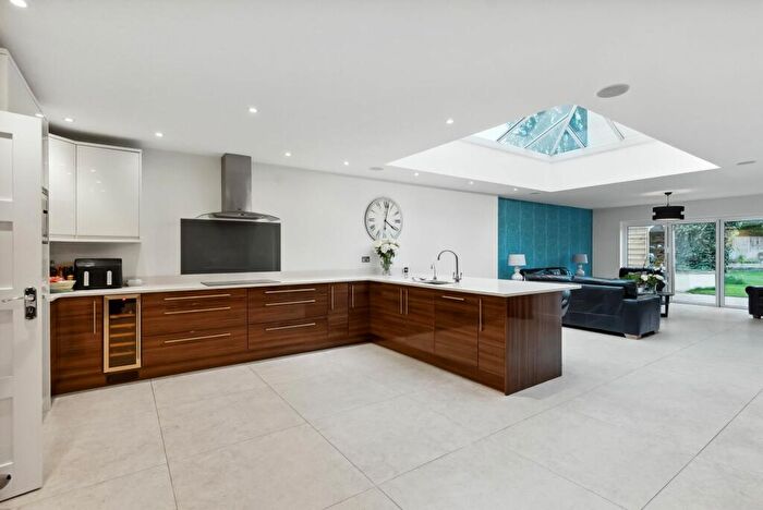 5 Bedroom Detached House For Sale In The Lawns, Cheam, SM2