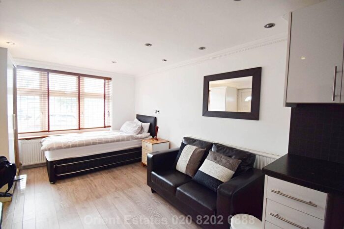 Studio To Rent In Vaughan Avenue, London, NW4