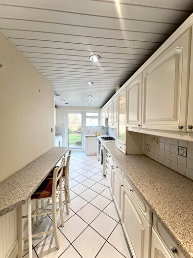 3 Bedroom End Of Terrace House To Rent In Lincoln Crescent, EN1