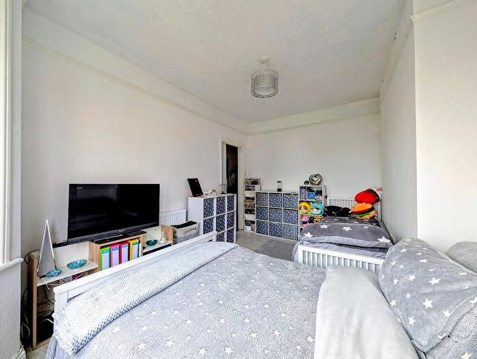1 Bedroom Flat For Sale In Navarino Road, Worthing, BN11