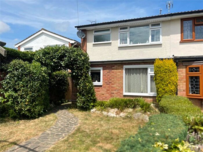 3 Bedroom Semi-Detached House For Sale In The Spinneys, Rayleigh, Essex, SS6