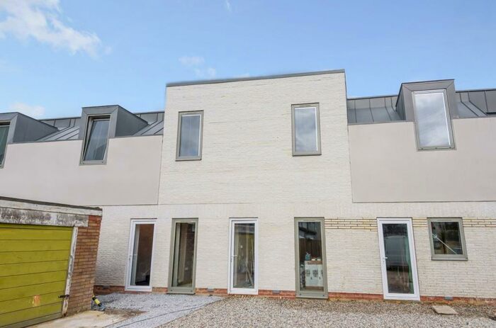 2 Bedroom Flat To Rent In Winders Close Beckenham, BR3