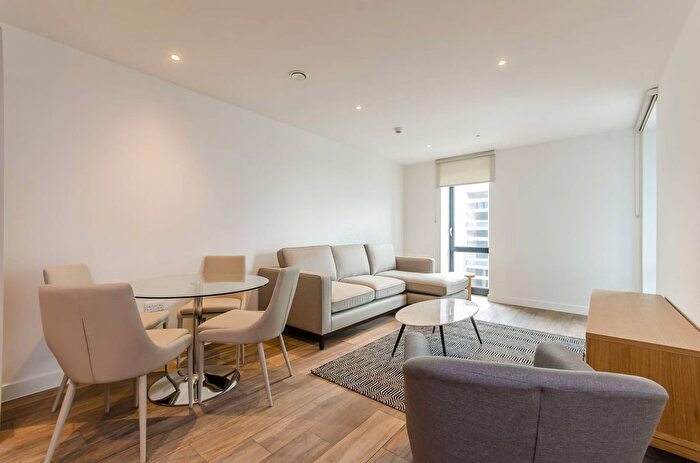 2 Bedroom Flat To Rent In Three Colts Lane, Bethnal Green, London, E2