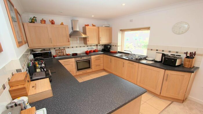 2 Bedroom Flat To Rent In Larchmoor Park, Gerrards Cross Road, Stoke Poges, Slough, SL2