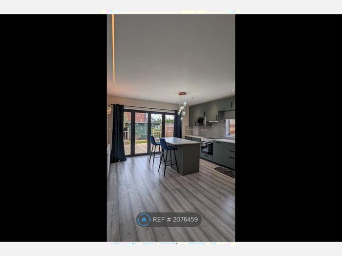 2 Bedroom Flat To Rent In Hampton Road, Worcester Park, KT4