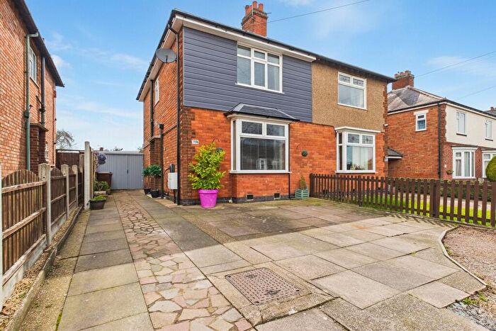 3 Bedroom Semi-Detached House For Sale In Park Road, Loughborough, LE11