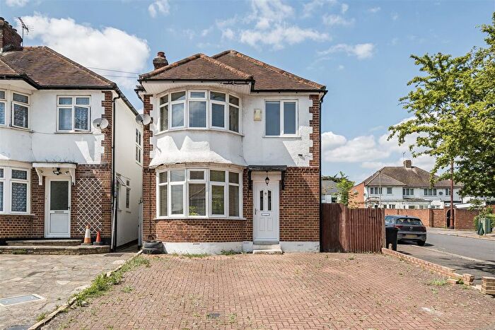 3 Bedroom Detached House For Sale In Brook Avenue, Edgware, HA8