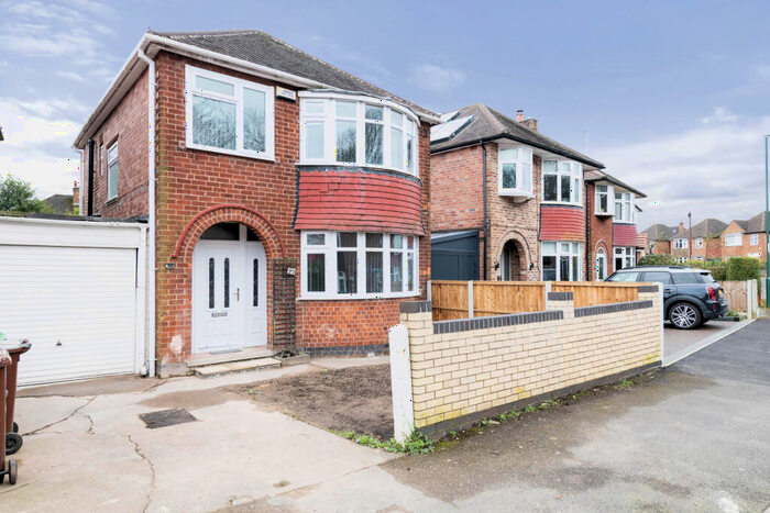 3 Bedroom Detached House To Rent In Russell Crescent, Wollaton, NG8