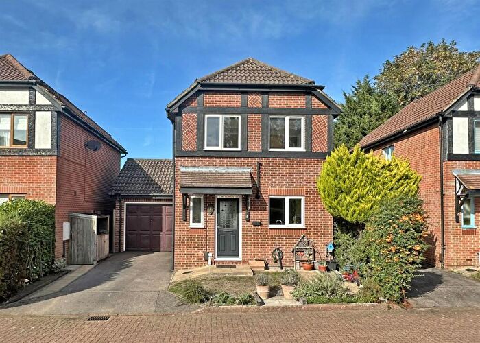 3 Bedroom Detached House For Sale In Caxton Rise, Redhill, RH1