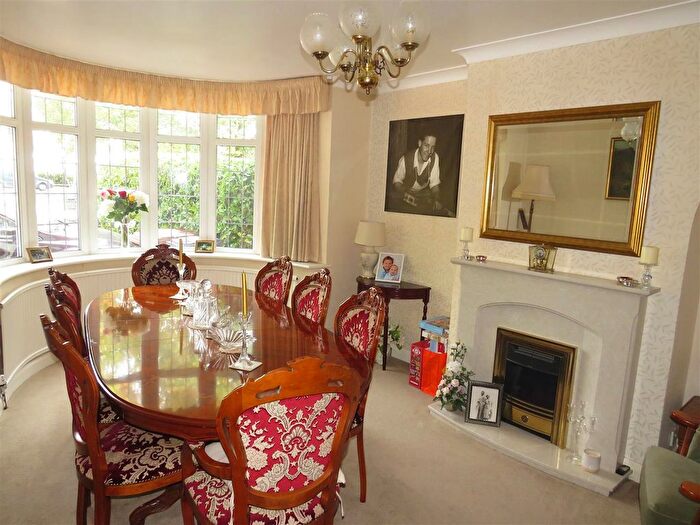 4 Bedroom Semi-detached House For Sale In West Avenue, Castle Bromwich, Birmingham, B36