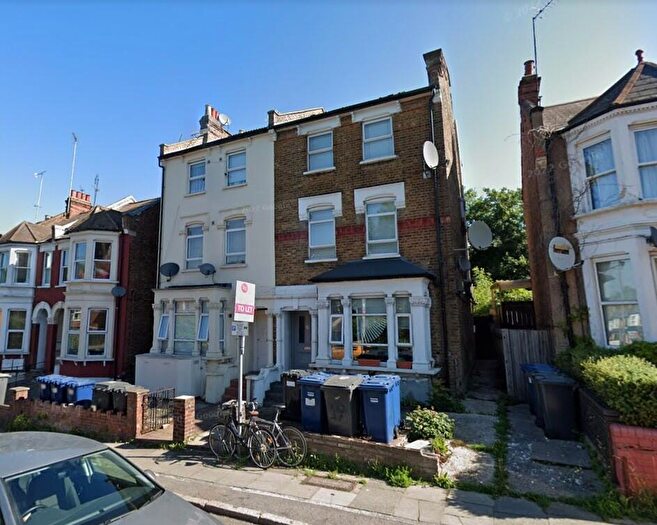 Flat To Rent In Dollis Road, N3