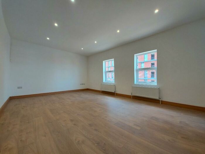 3 Bedroom Apartment To Rent In High Street, Sutton, Surrey, SM1