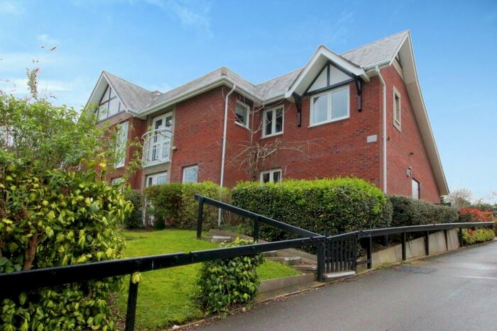 2 Bedroom Flat For Sale In Barrow Lane, Hessle, HU13